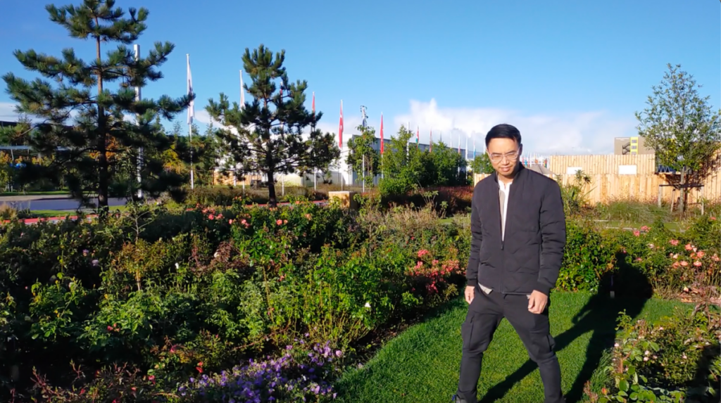 Darryl Cheng kijkt naar planten op Floriade